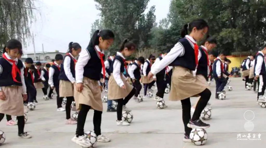 钜桥镇中心小学的孩子们在练习足球操