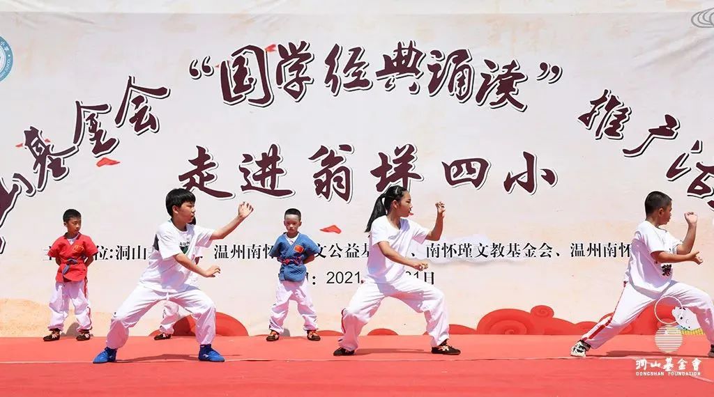 南师故里也是武术之乡，孩子们在表演南拳