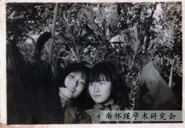 1935年前後，劉雨虹與初中同學王步涵（左）