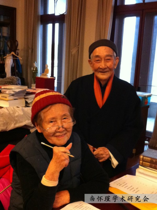 2012年元宵節下午, 在太湖大學堂,南懷瑾老師換了新圍巾穿戴整齊下樓，我們看著好，就給他拍照，他主動走到劉雨虹老師身邊合影，劉老師不要拍，同學抓拍此照。