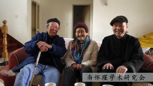 2013年3月，劉雨虹（中）與古國治（右）拜望閆修篆