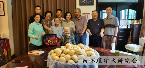 2020年7月11日（農曆五月二十一日）劉雨虹百歲壽慶。前排：劉雨虹；二排左起：劉梅英、宏忍尼師；後排左起：彭敬、詹紅生夫婦、岱峻馮志夫婦、呂松濤、馬宏達