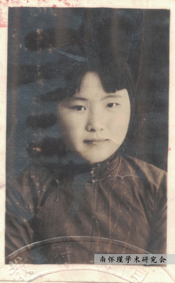 1937年劉雨虹在開封女子中學的畢業照