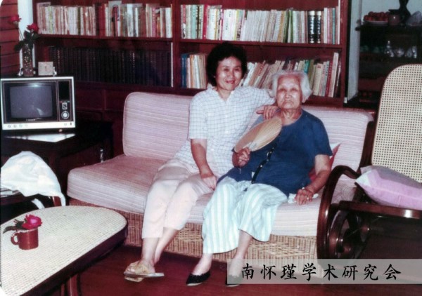 1970年前後，劉雨虹與母親在臺北家中