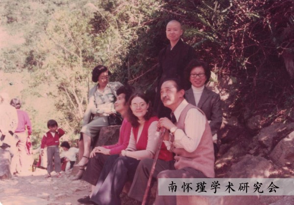 1981年的一次郊遊，孫毓芹（前右一）與劉雨虹（前右三）等